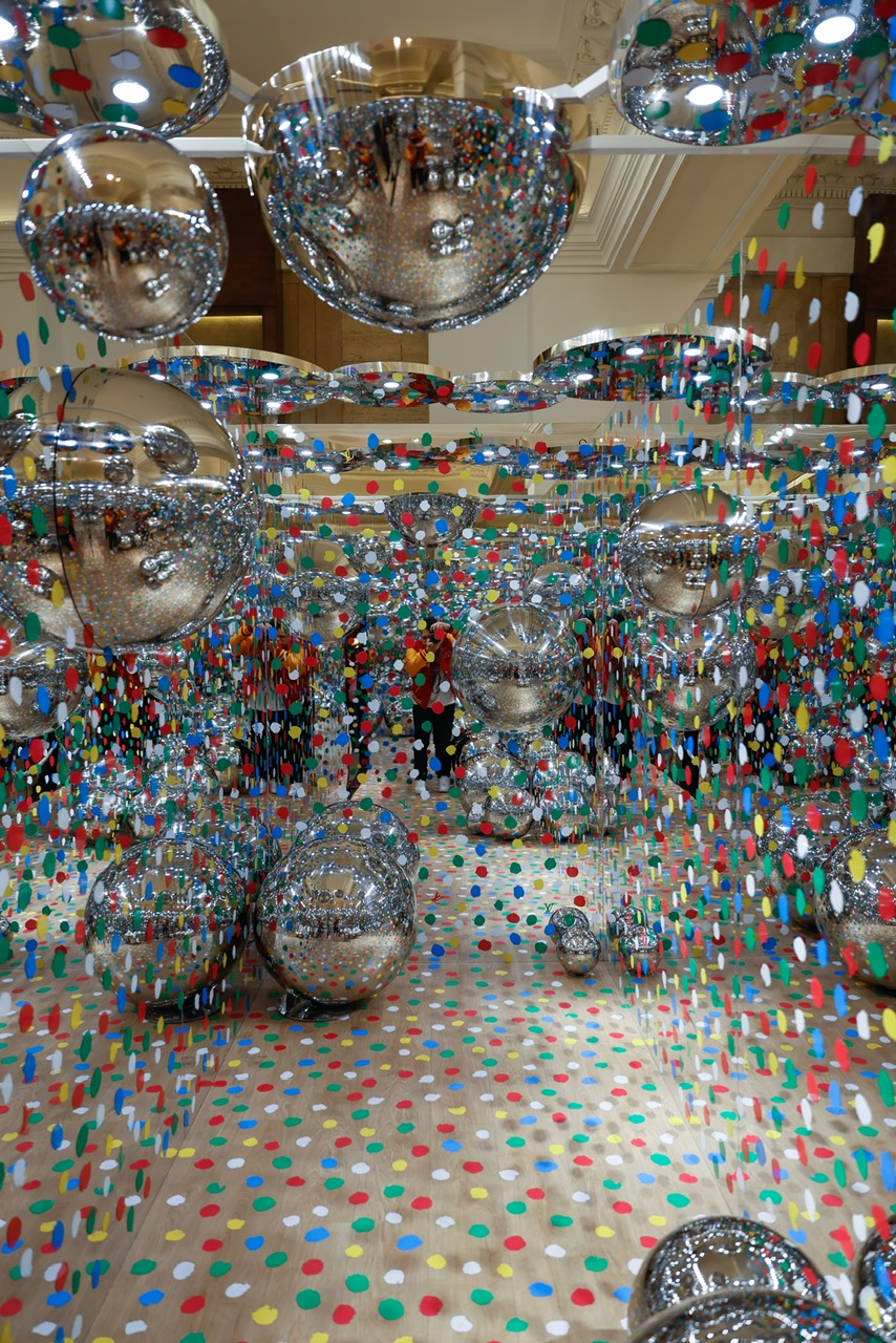 Louis Vuitton X Yayoi Kusama Descends upon Harrods , London, UK Editorial  Image - Image of blue, curriosities: 269875855