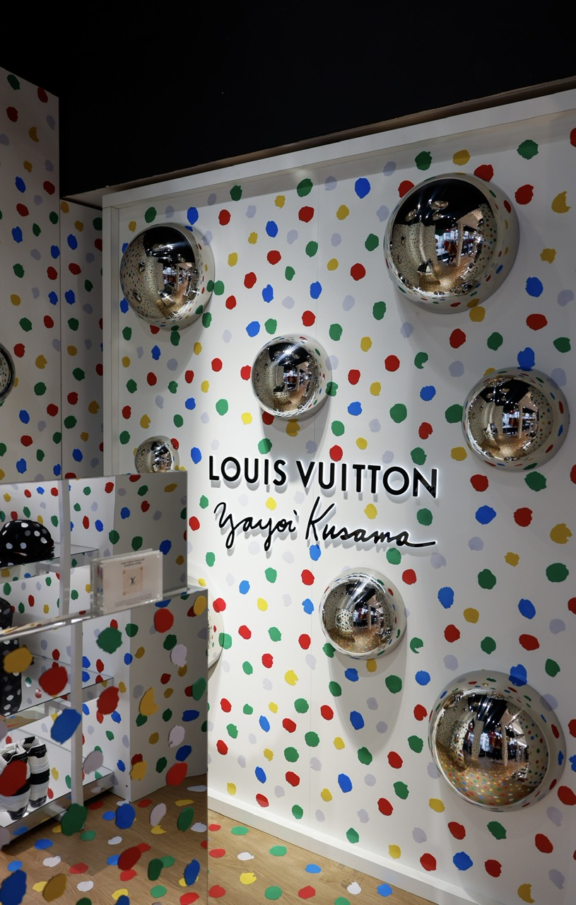 Louis Vuitton x Yayoi Kusama pop-up in Harrods - Gold Flamingo